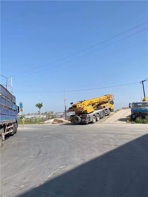 治多县25吨吊车的租赁价格大概是多少？